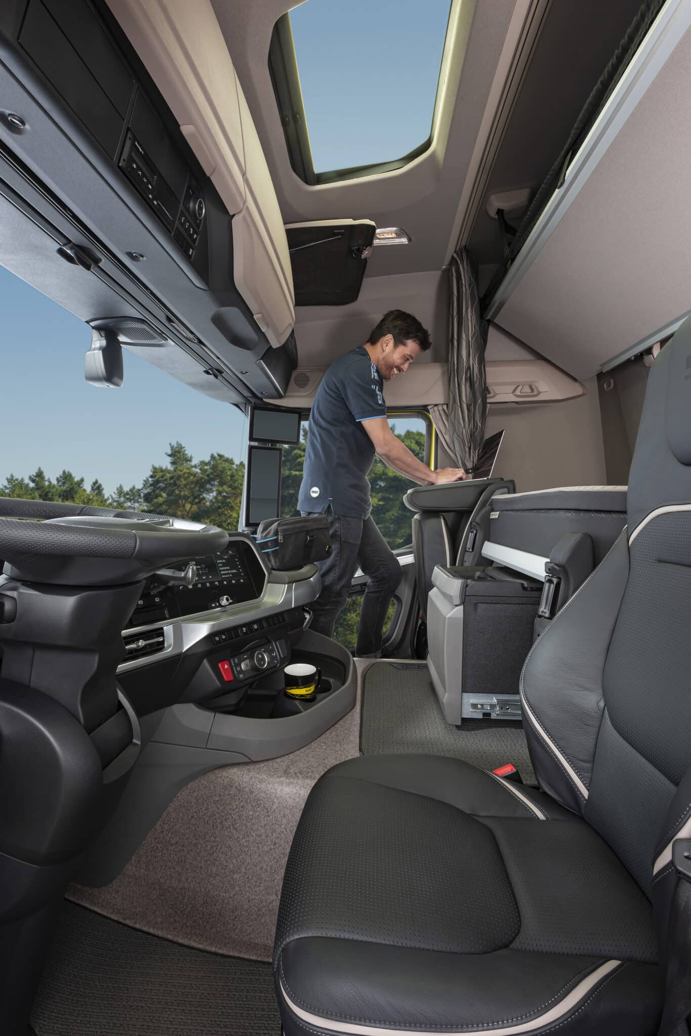 Obr. 5: DAF XD nabízí obrovskou variabilitu vnitřního prostoru s mnoha užitečnými vychytávkami pro řidičovu práci i pohodlí.