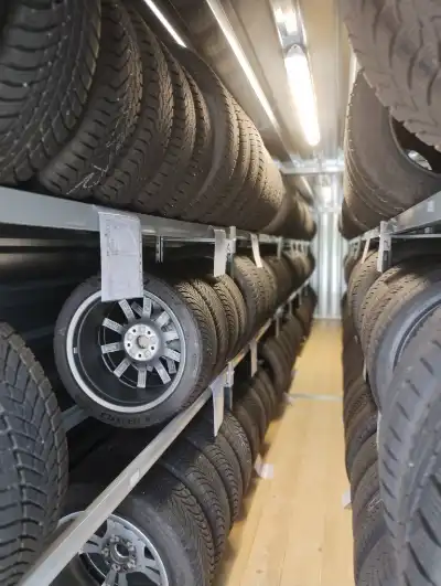 V kontajneru jsou pneumatiky zákazníků skladovány v suchu, temnu, bez povětrnostních vlivů a se vším komfortem přístupu ke každému jednotlivému kolu.
