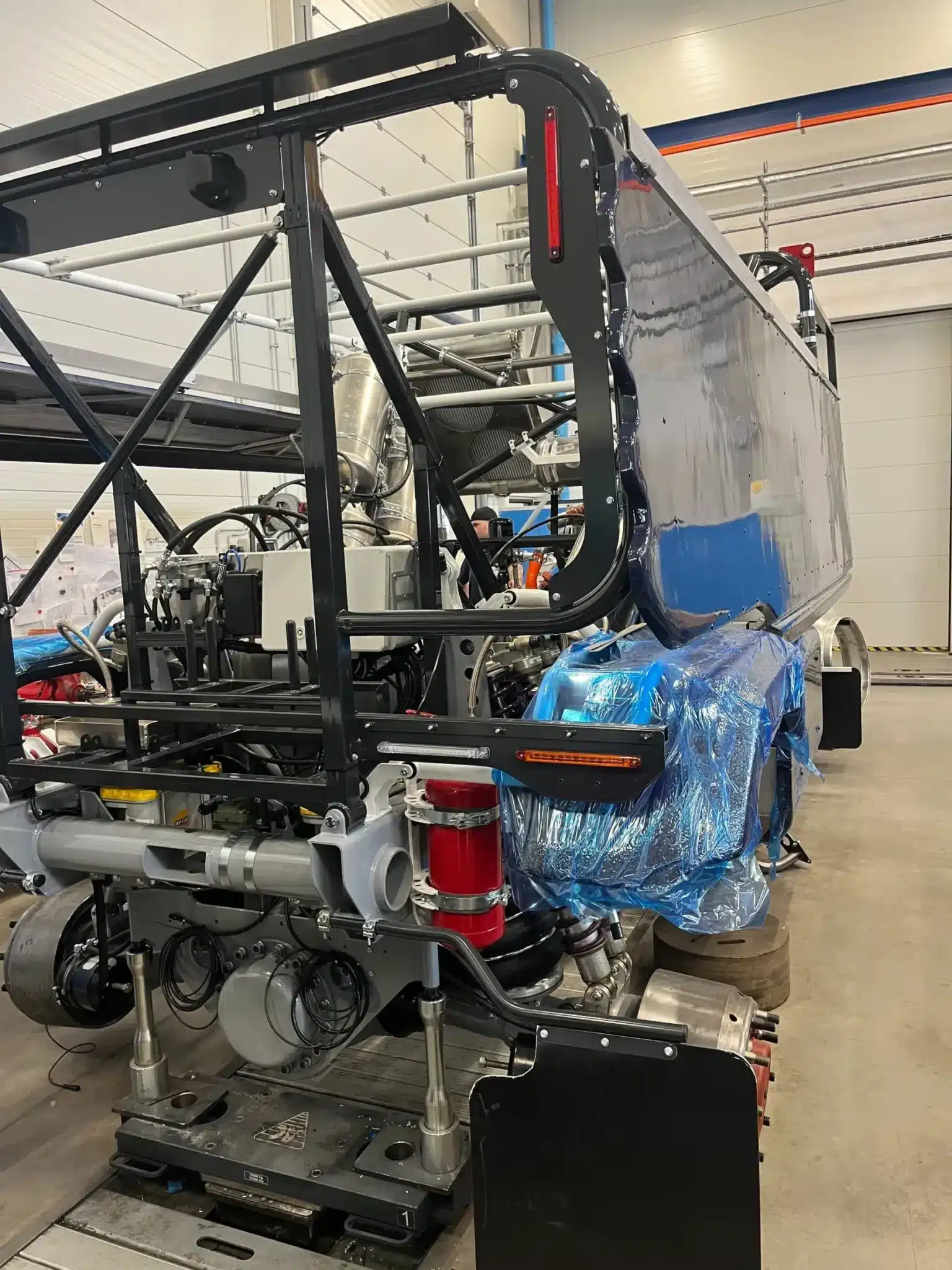 Zatímco zepředu (úvodní obrázek k článku) byste ještě mohli trošku tápat, tento pohled zezadu již dává tušit, že jde o závodní kamion.