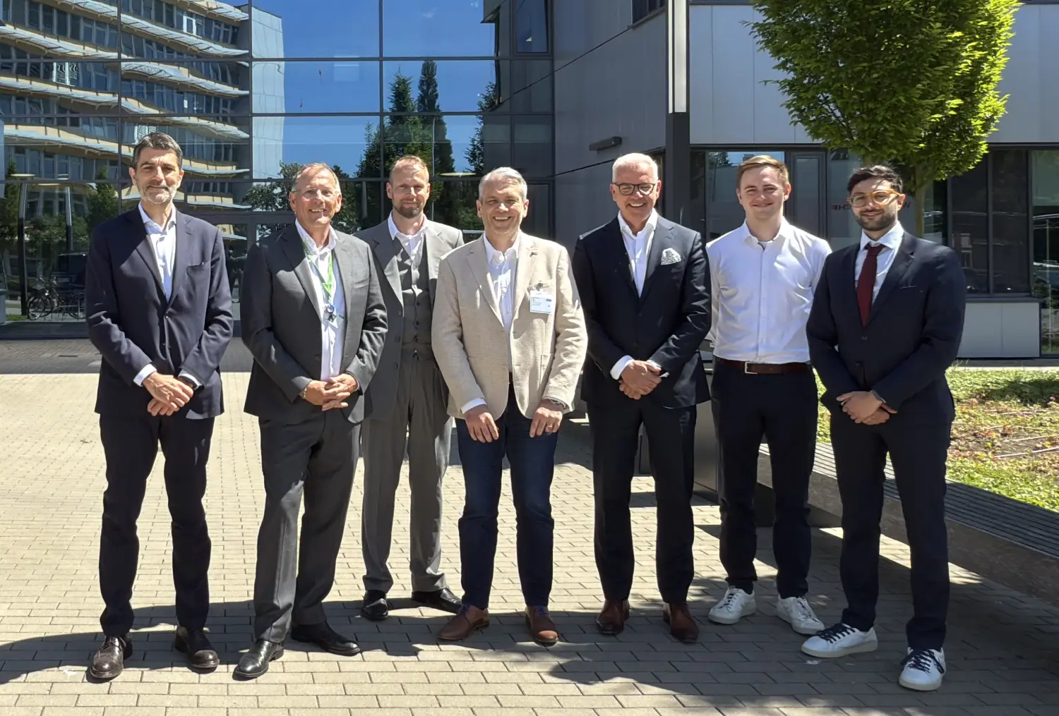 zástupci společnosti R-M a Toyota Motor Europe