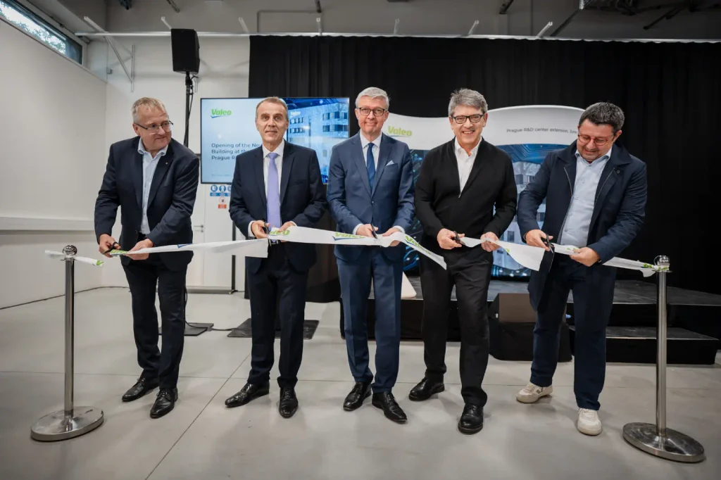 Slavnostním přestřižením pásky bylo oficiálně otevřeno nové vývojové centrum společnosti Valeo v Praze.