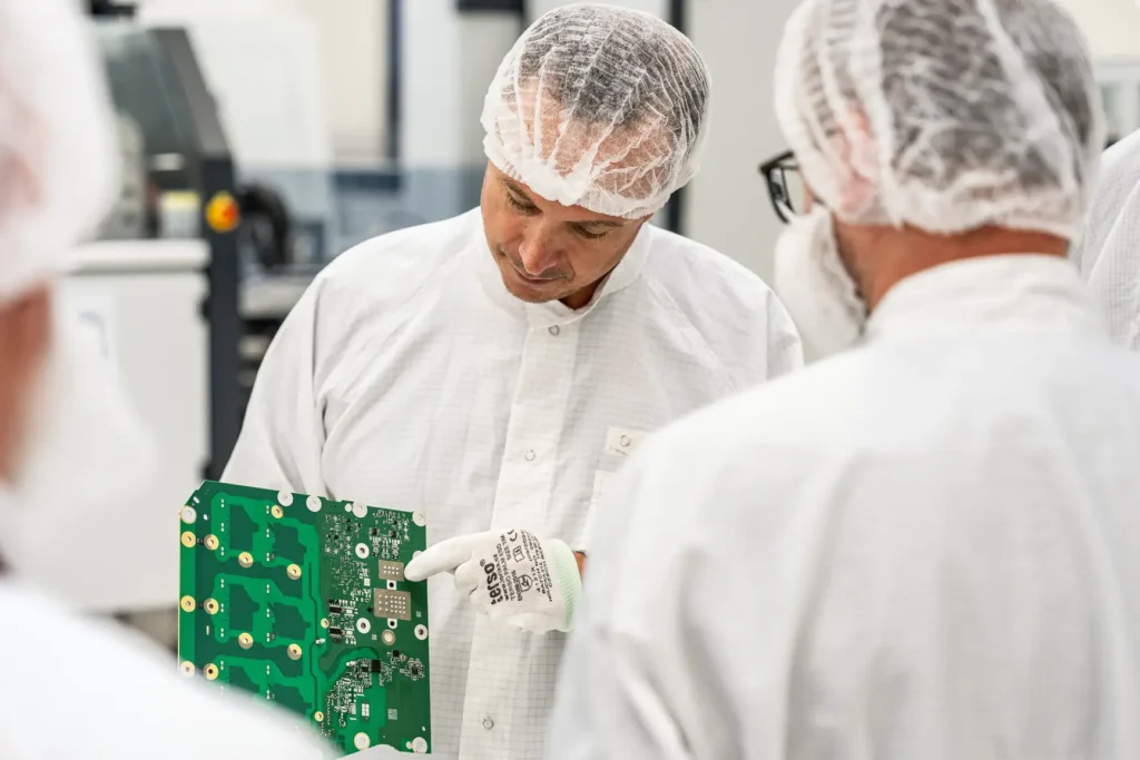 Tomáš Michal během exkurze vysvětluje výrobu nové generace výkonové elektroniky.