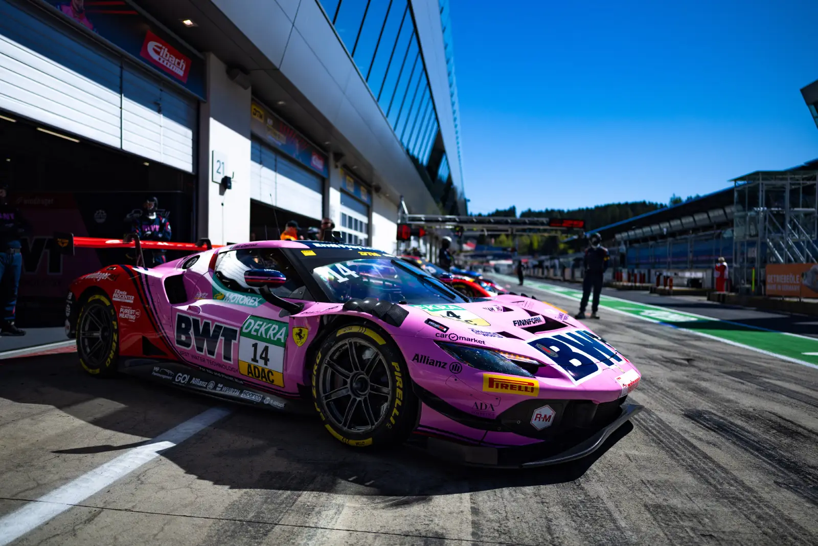 Prémiová značka autolakýrnických opravárenských materiálů R-M od společnosti Surventis (dříve BASF Coatings) vstoupila do svého devátého roku partnerství s Emil Frey Racing